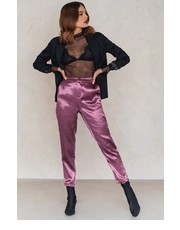 spodnie Metaliczne spodnie prostymi nogawkami - NA-KD.com