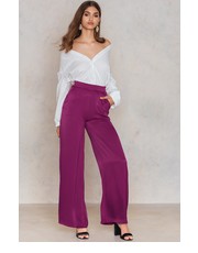 spodnie Błyszczące spodnie z rozszerzanymi nogawkami - NA-KD.com
