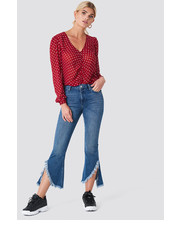 jeansy Jeansy z asymetrycznymi brzegami - NA-KD.com