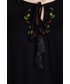 Sukienka Bialcon Czarna sukienka z haftem przy dekolcie