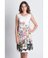 Sukienka Bialcon Prosta biała sukienka z motywem kwiatów