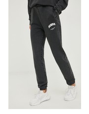 Spodnie spodnie dresowe bawełniane damskie kolor szary z nadrukiem - Answear.com Guess