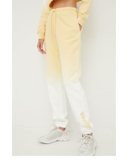 Spodnie spodnie dresowe bawełniane damskie kolor żółty z nadrukiem - Answear.com Guess