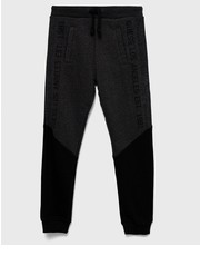 Spodnie spodnie dresowe dziecięce kolor czarny z nadrukiem - Answear.com Guess