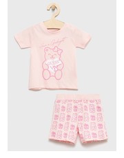 Piżama dziecięca piżama dziecięca kolor różowy z nadrukiem - Answear.com Guess