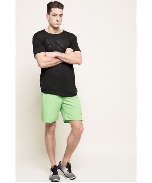 15.11 2021 мужское. Зелёные шорты мужские. Зеленая футболка черные шорты. Мужские шорты салатового цвета. Мужчина в зеленых шортах.