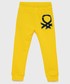 Spodnie United Colors Of Benetton United Colors of Benetton spodnie bawełniane dziecięce kolor żółty z nadrukiem
