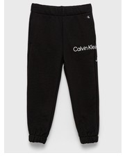 Spodnie spodnie dresowe bawełniane dziecięce kolor czarny z nadrukiem - Answear.com Calvin Klein Jeans