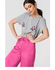 bluzka T-shirt z haftowanymi kwiatami Peony - NA-KD.com