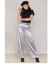 spodnie Metaliczne spodnie z rozszerzaną nogawką - NA-KD.com