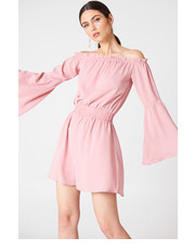 sukienka Sukienka z odkrytymi ramionami i szerokim rękawem - NA-KD.com