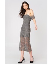 sukienka Sukienka midi z odkrytymi ramionami - NA-KD.com