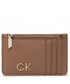 Etui pokrowiec saszetka Calvin Klein  Etui na karty kredytowe - Re-Lock Mlti Cardholder K60K609590 Safari Canvas GEZ